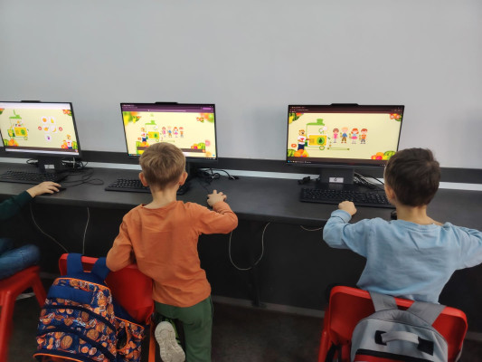Digital Fruit Juice Maker: Interactive Learning in the ICT Lab